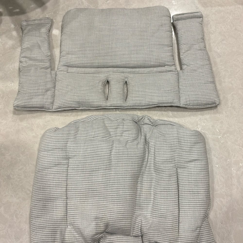 Kids' Gray Checkered Seat Cushion